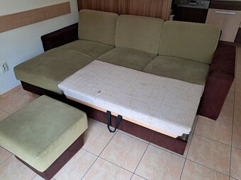 Prodám zachovalou pohovku s atraktivním designem - 3