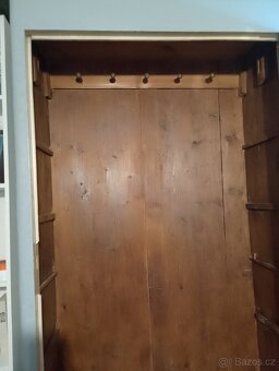 Stará skříň vhodná k renovaci - 3