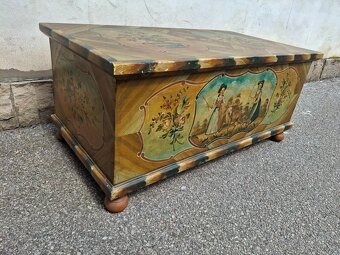 STAROŽITNÁ KRÁSNĚ MALOVANÁ TRUHLA PO RENOVACI - 3