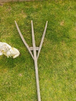 Staré dřevěné vidle. - 3