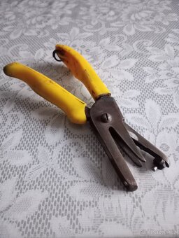 Hodiny z autobusu a kleště na jízdenky - 3