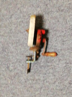 Stará ruční bruska na kliku - 3