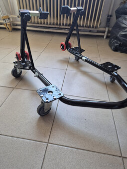 Zadní stojan na motorku s kolečky - 3