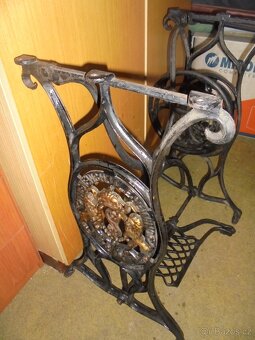 starý litinový stolek bez desky - 3