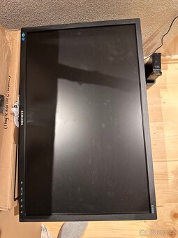 2x monitor Samsung S24E650 + drzak, kabely - komplet - 3