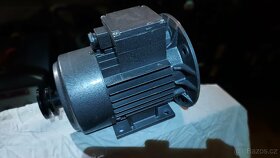 Elektromotor 220/380V , Výkon: 0,37kW,Tvar: patko-přírubový - 3