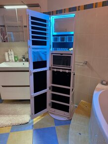 Zrcadlová skříňka na šperky otočná s osvětlením - 3