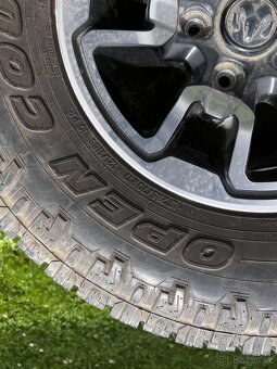Dodge Ram originál kola s pneumatikami 285/70/17 - 3