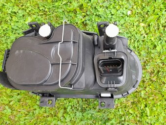 Nové přední levé světlo na Golf IV - 3