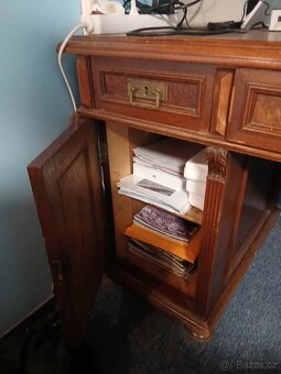 Prodám renovovaný historický psací stůl - 3