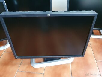 4x HP LP2275w (22palců) DVI a Display port výstup - 3