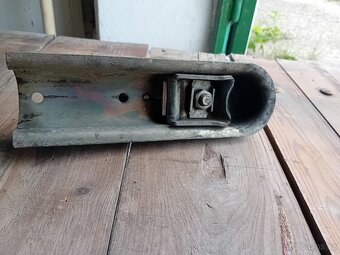 Přívěsná kulová spojka – starší, funkční
- 3
