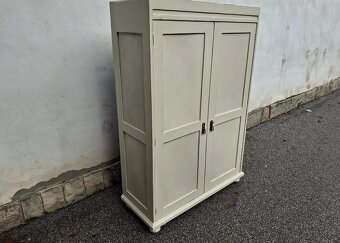 STAROŽITNÁ PŮLENÁ ŠATNÍ SKŘÍN PO CELKOVÉ RENOVACI - 3