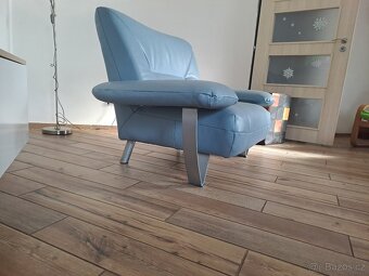 Koženkové světle modré křeslo - 3