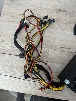 prodám zdroj gigabyte 550w - 3