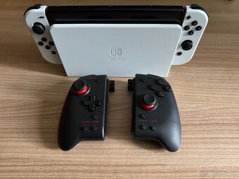 Nintendo Switch OLED + Hori Split Pad Pro + 8BitDo Pro 2 - 3
