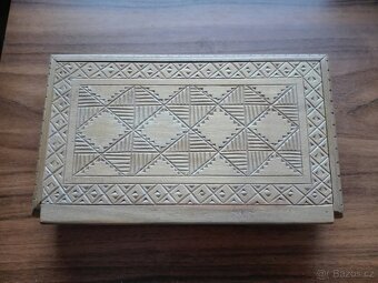 Retro dřevěná krabička - truhlička zdobená řezbou - 3