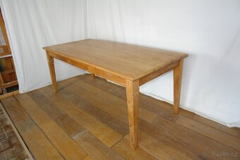 Dřevěný jídelní stůl - 3