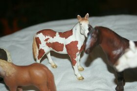 45. Koně zn. Schleich, Hanoverské hříbě, Pinto valach atd. - 3