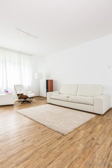 Pronájem moderního prostorného bytu 4+kk se zahradou u lesa - 3