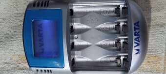 Varta nabíječka na AAA, a AA baterie 57070 12V - 3