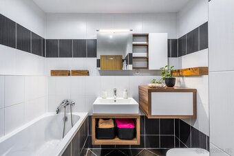 Pronájem bytu 2+kk se zahradou a garážovým stáním - 3