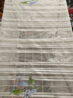 BÍLÁ ZÁCLONA S POTISKEM KVĚTŮ KALY 150.CM X 180.CM. - 3
