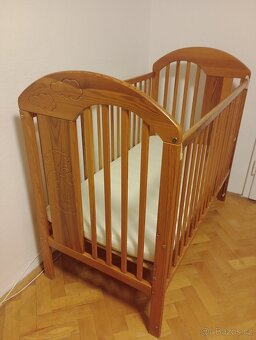 Dětská postýlka s posuvnou mříží a matrací - 3