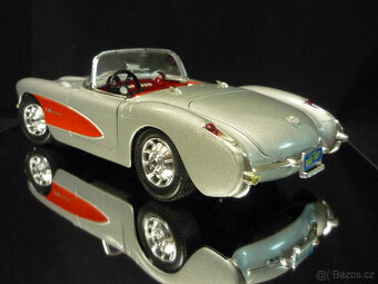 Chevrolet Corvette 1957 stříbrný Bburago 1/18 - 3