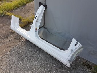 Výřez karoserie, pravý práh bílý Škoda Fabia III - 3