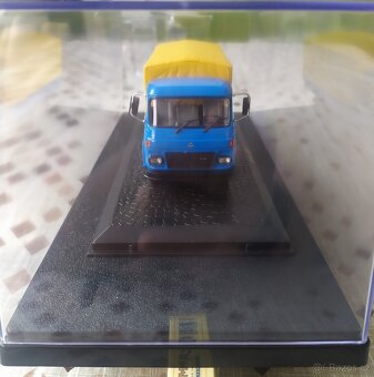 Avia 1:43 ve vitrínce. - 3
