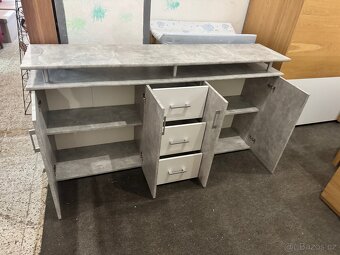 Hezká široká komoda dekor Beton/bílá - 3