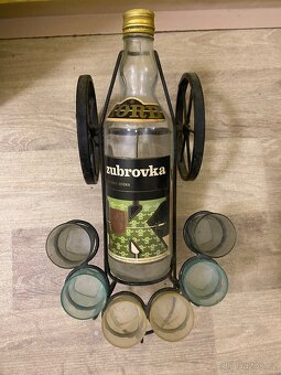 Starožitný povoz na půlky, socha, starožitné hodiny - 3