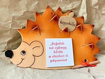 Dekorace Dárek Vzkazovníček Ježek, keramica k zavěšení 27cm - 3
