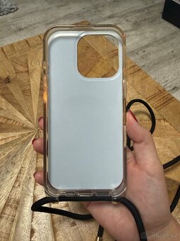 Kryt na šňůrce Guess pro iPhone 16 Pro - 3