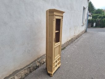 KRÁSNÁ SMRKOVÁ ROHOVÁ VITRÍNA PO RENOVACI - 3