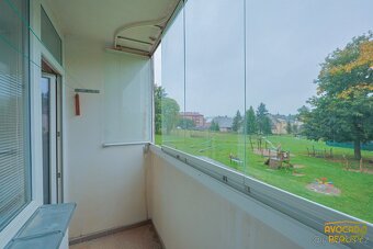 Prostorný 2+1 se zasklenou lodžií a výhledem na dětské h. - 3