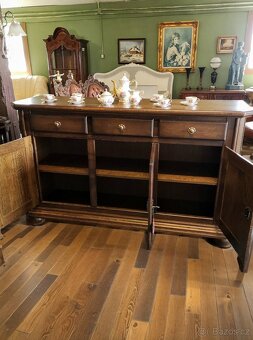 Dubová komoda s policemi a šuplíky. - 3