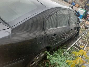 Prodám bouranou Škoda Octavia 2 jen komplet - 3