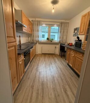 Kuchyňská linka z masivu s vitrínou a spotřebiči,5645 - 3