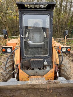 Smykový nakladač UNC 060 - 3