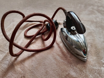 Starožitná žehlička Petita - 3