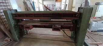 Ruční tabulové nůžky a hydraulická ohýbačka plechu - 3
