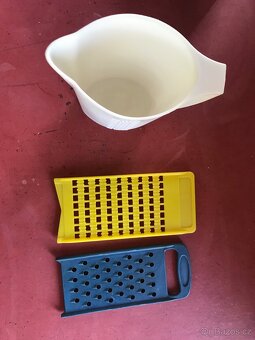 retro plastové nádobí-zásobníky na cukr..., ošatky,struhadla - 3