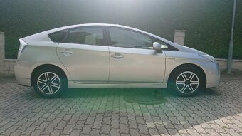 toyota prius - 3