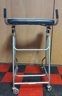 Chodítko s opěrnou deskou. - 3