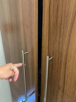 Šatní skříň s dřevěným dekorem - 3