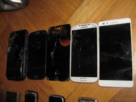 Sbírka starších telefonů - 3