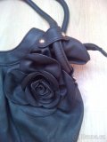 Černá kabelka s kytičkou - 3