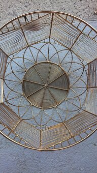 Zlatý, kovový odkládací stolek. - 3